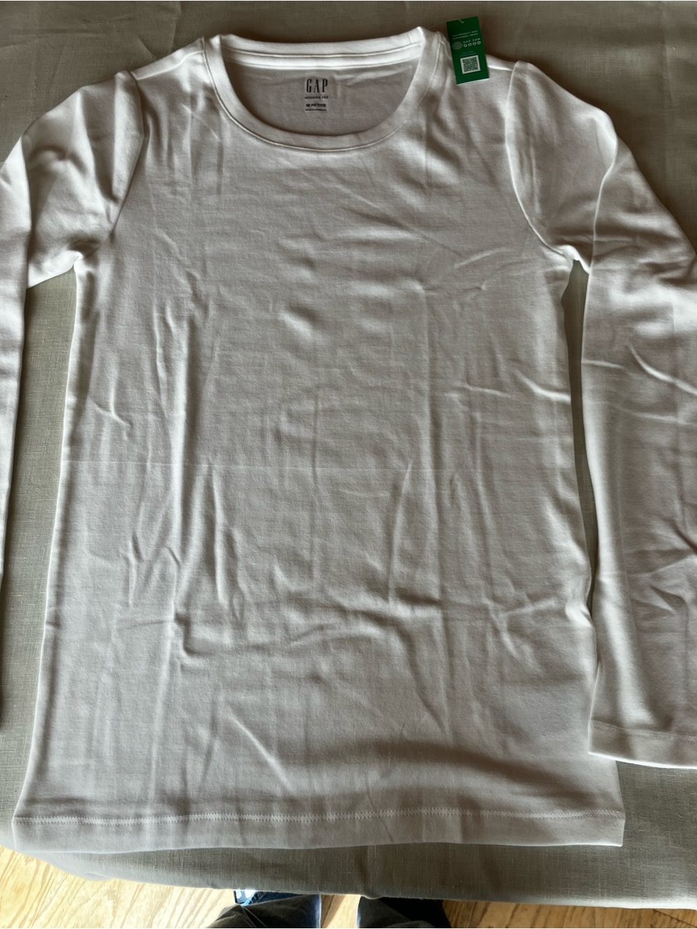 GAP Women’s White Long-Sleeve Crew Tee